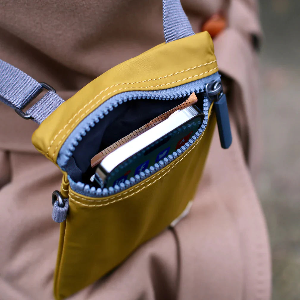 Roka Chelsea Crossbody Telefonveske Svart