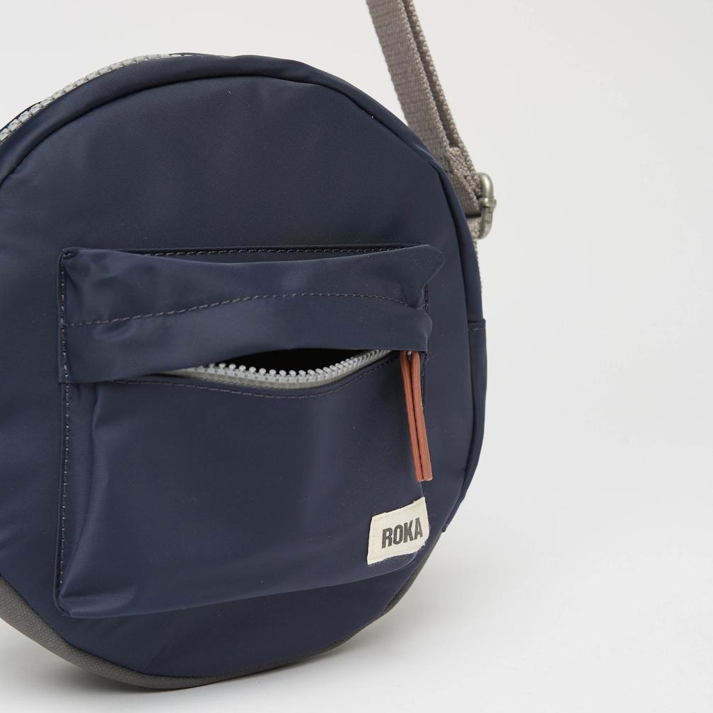 Roka Paddington Crossbody Veske Midnattsblå