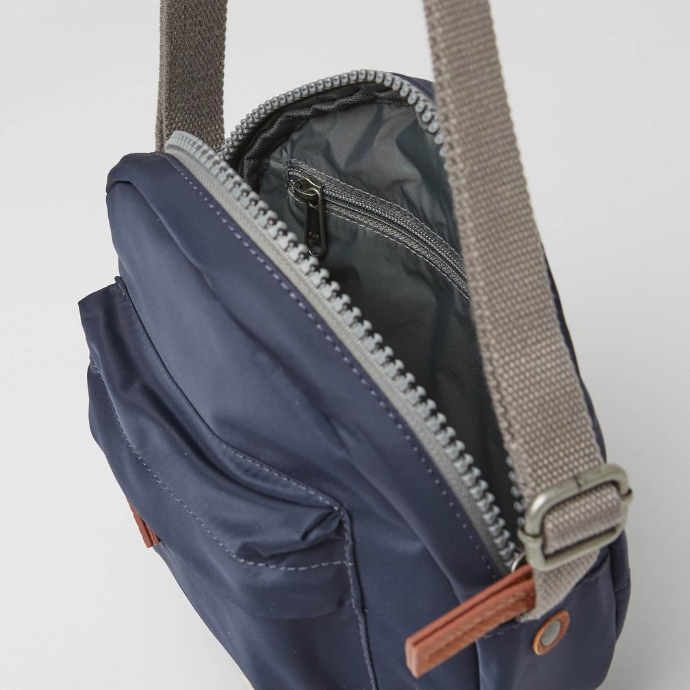 Roka Paddington Crossbody Veske Midnattsblå