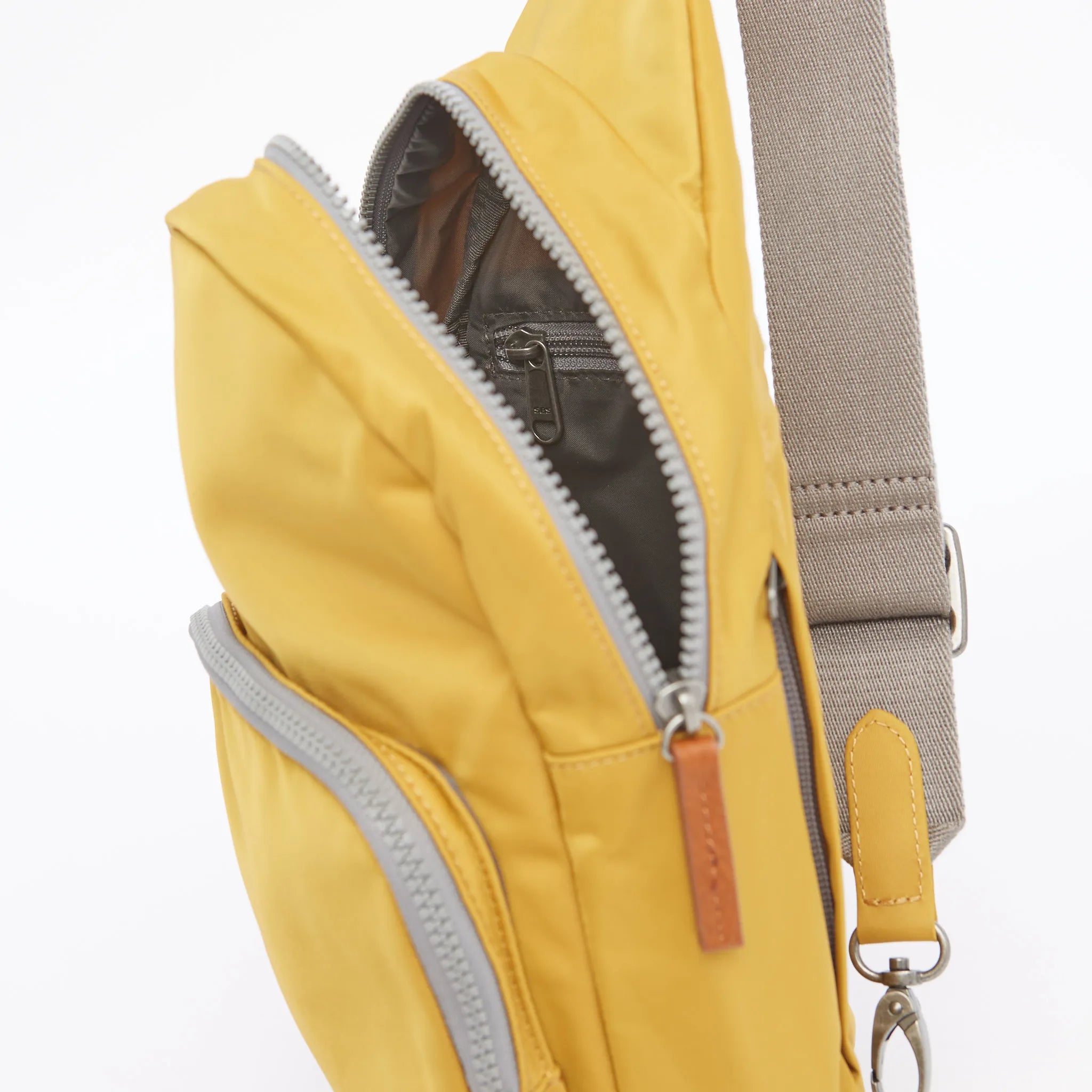 Roka Willesden B Crossbody  Nylon Veske lys Gul
