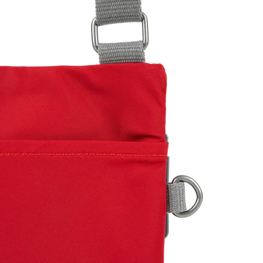 Roka Chelsea Crossbody Telefonveske Cranberry
